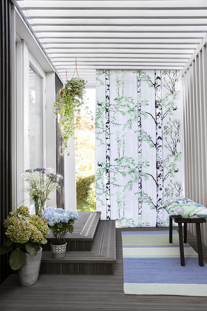 Vallila_SS16_Luontopolku_curtain_Falkulla_rug_Kameleontti_cushion_photographerHennaSoronen