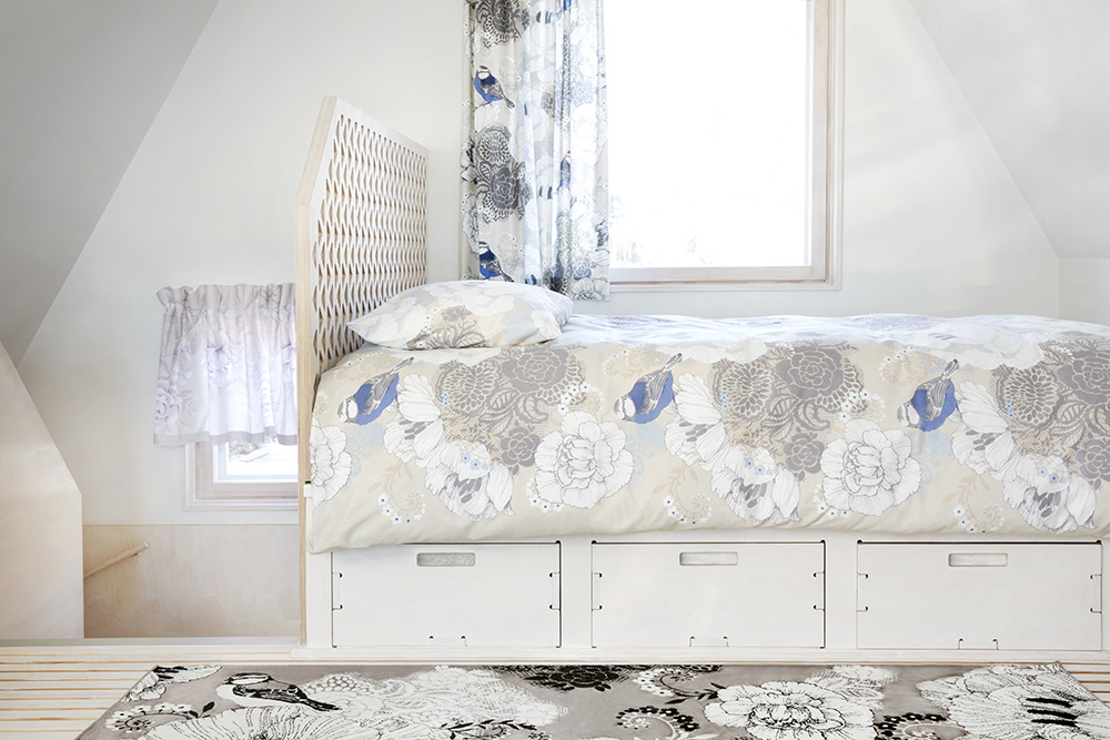 Vallila_SS16_Sinilintu_beige_bedset_Sinilintu_rug_curtain_Charlotte_valance_photographerHennaSoronen